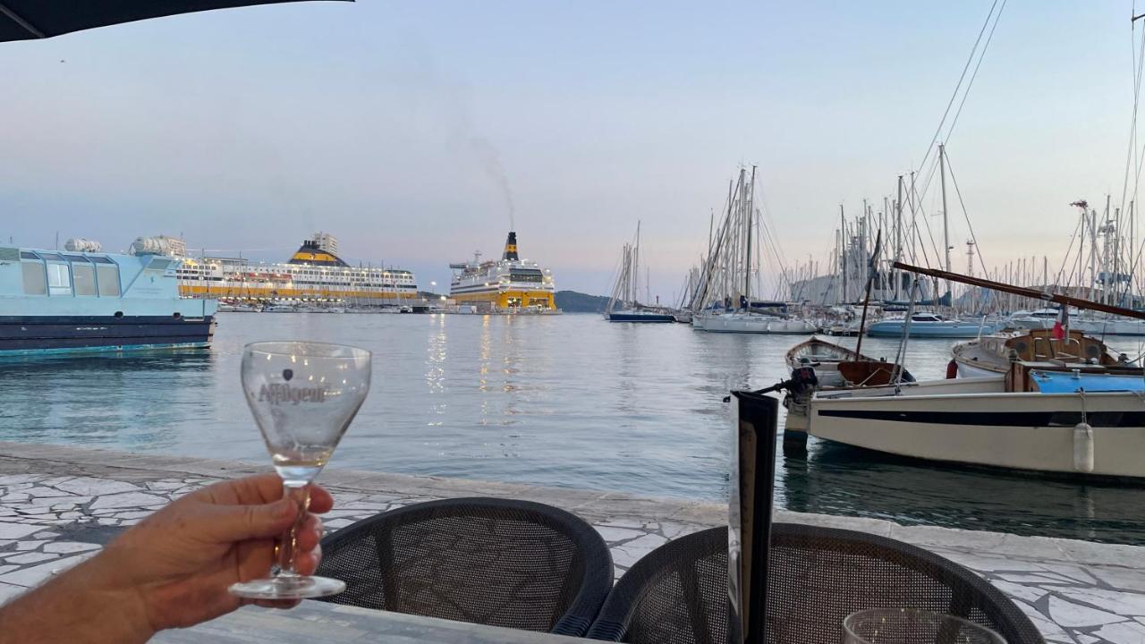 Au Coeur Du Vieux Toulon Au Calme Appartement Renove Climatise Confortable Etage Eleve Avec Ascenseur Proche Parking Et Toutes Commodites Экстерьер фото